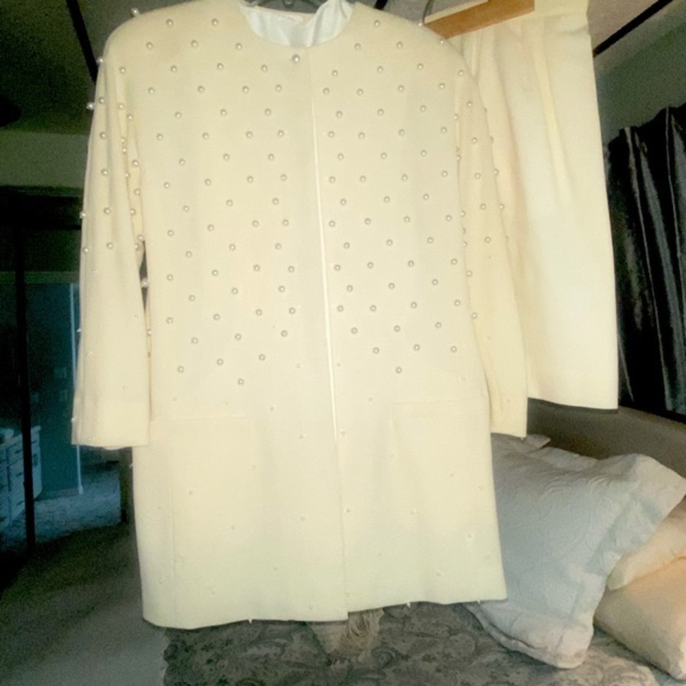 Neiman Marcus Pearl C - white wool skirt suit